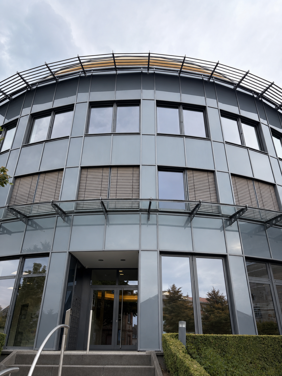 Bürogebäude in Wiesbaden mit regelmäßiger Unterhaltsreinigung durch SETA Gebäudemanagement
