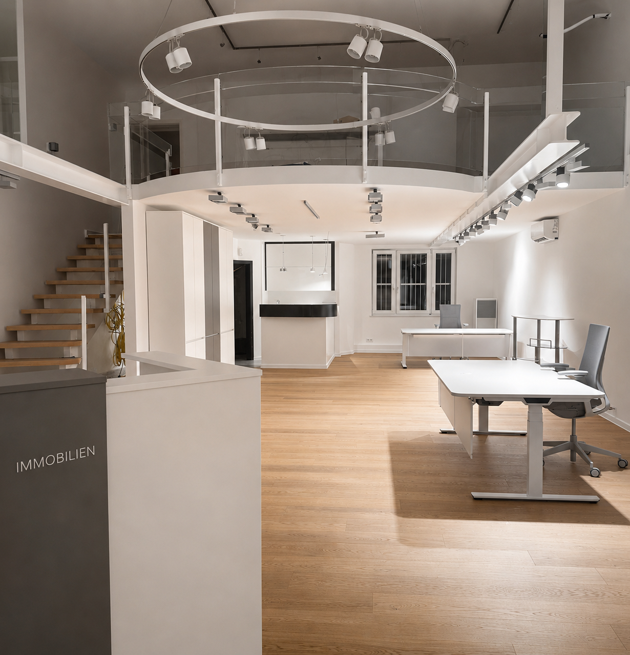 Modernes Immobilienbüro in Wiesbaden mit regelmäßiger Büroreinigung durch SETA Gebäudemanagement
