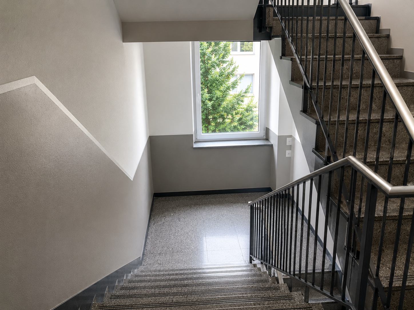 Modernes Treppenhaus in Wiesbaden nach der regelmäßigen Treppenhausreinigung durch SETA Gebäudemanagement